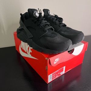 Nike Air Huarache
Black White 
10/10